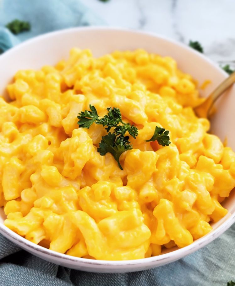 Un tazón de Stouffer’s Macaroni and Cheese con hierbas de olor como adorno.