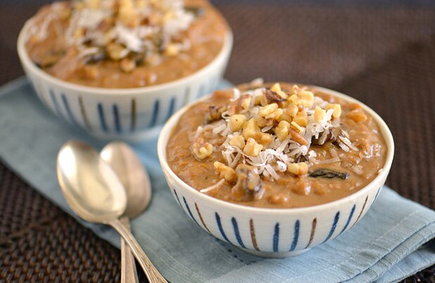 Tazones de cerámica con arroz Zambito estilo peruano cubierto con nueces picadas y coco rallado.