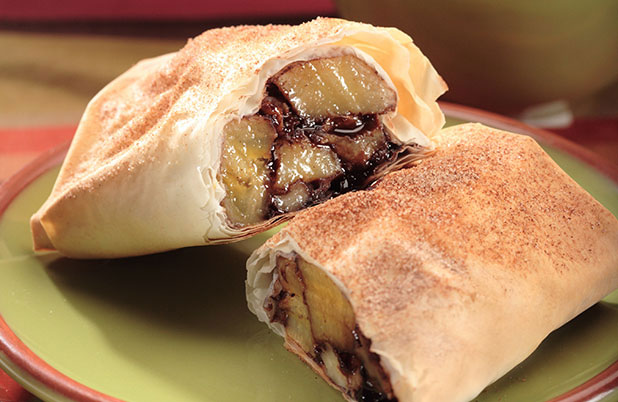 Chimichangas al horno rellenas de plátano, canela y chocolate.