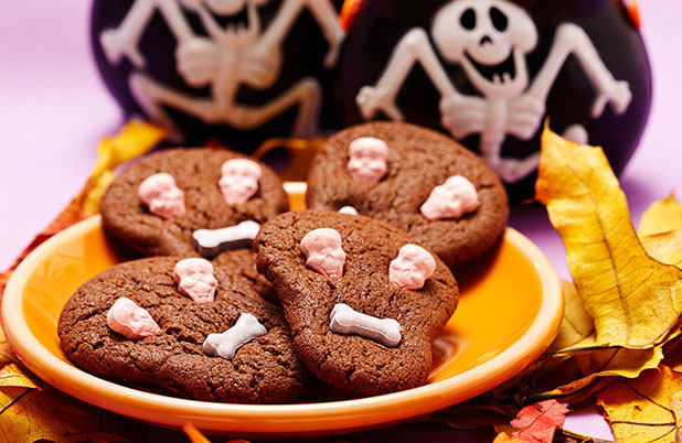 Galletas de chocolate con forma de calaveras con caras de caramelo.