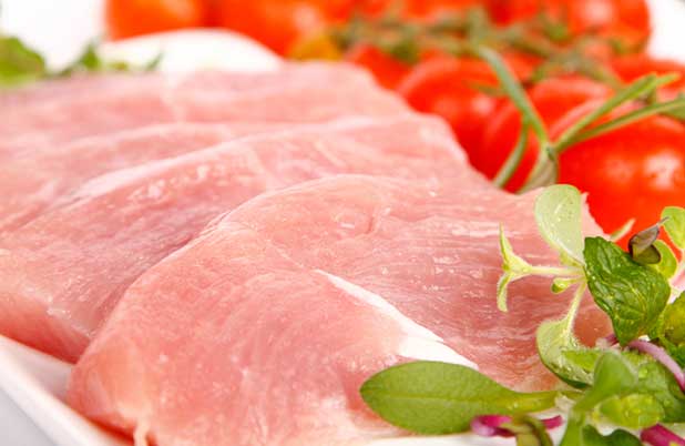 Pavo rebanado con hierbas de olor y tomates en la rama.