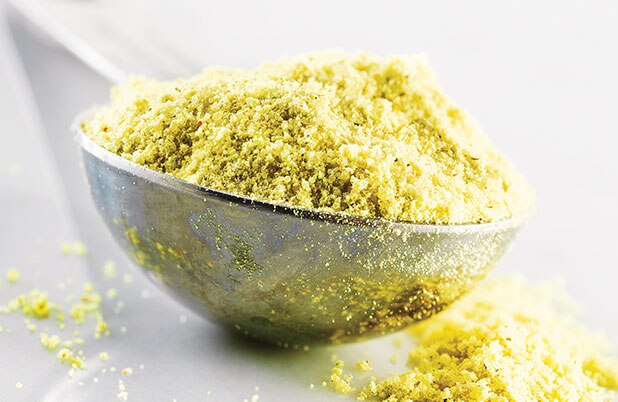 Una cuchara medidora sobre la harina.