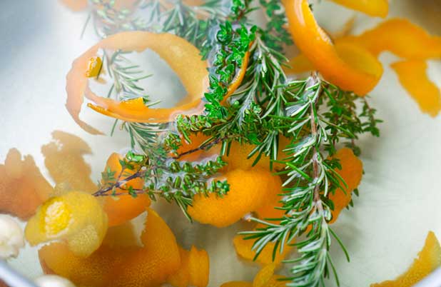 Salmuera de agua y sal con cáscara de naranja y romero.
