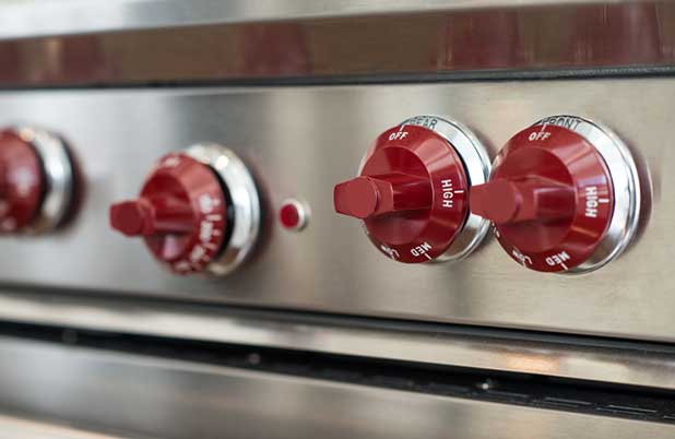 Perillas color rojo en un horno.