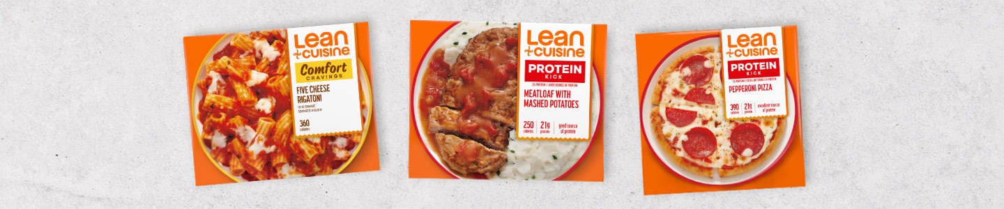 Fotos de cajas Five Cheese Rigatoni, pastel de carne con puré de papas y Pizza de pepperoni sobre un fondo de mármol claro.