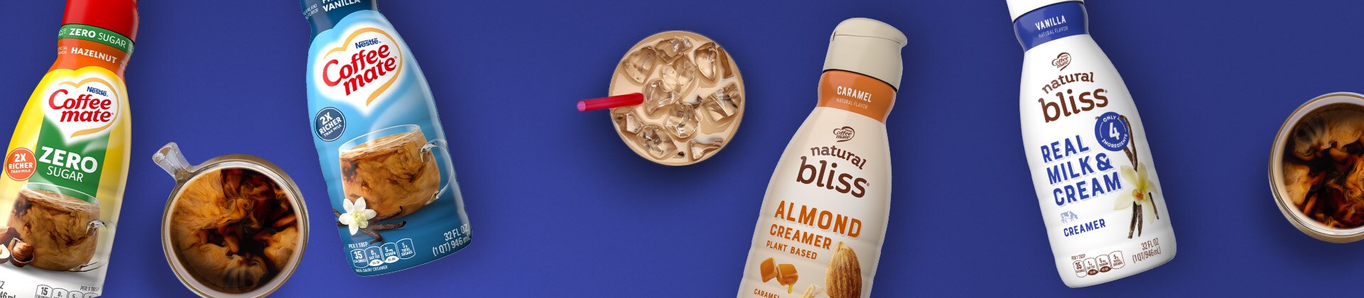 Superficie azul con creamers Vanilla Real Milk & Cream, Caramel Almond, Zero Sugar Hazelnut & Vanilla y bebidas de café.