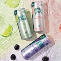 Latas de agua saborizada forever