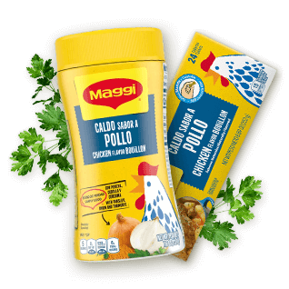 Caldos Maggi rodeados de hierbas, especias y rodajas de cebolla.