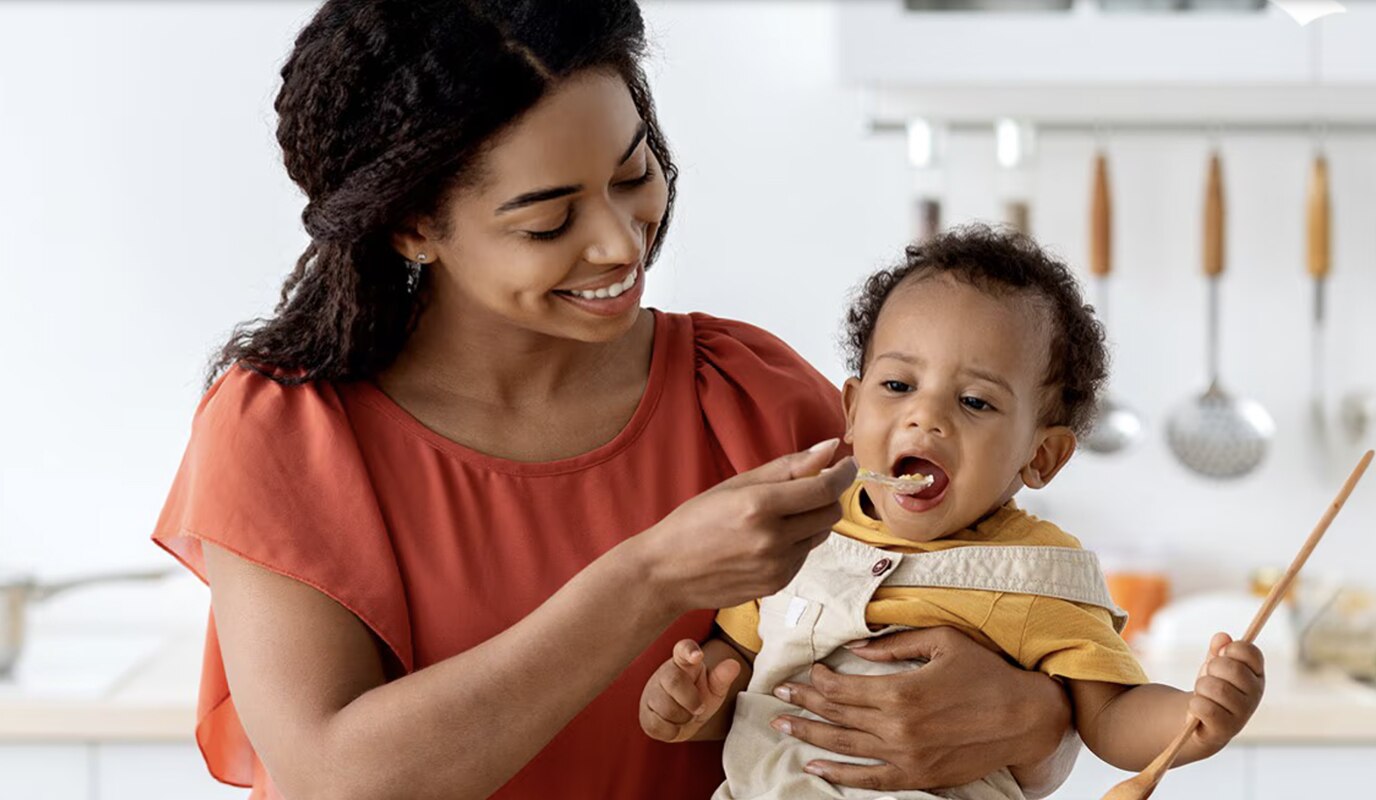 mujer sostiene a un bebé