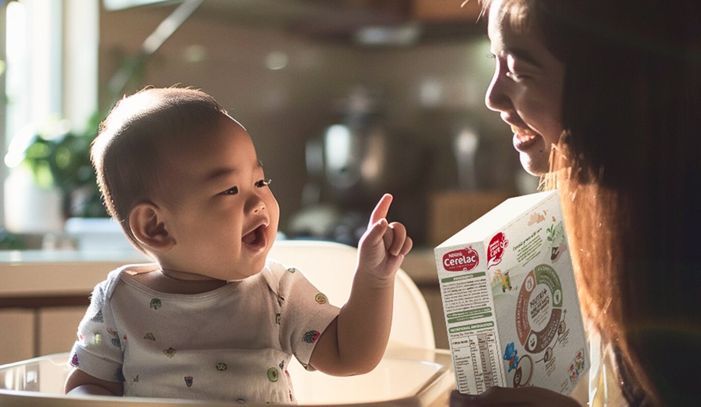 bebé señala a una mujer
