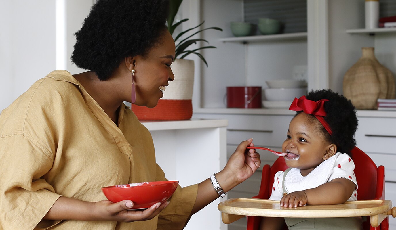 mujer alimenta a un bebé
