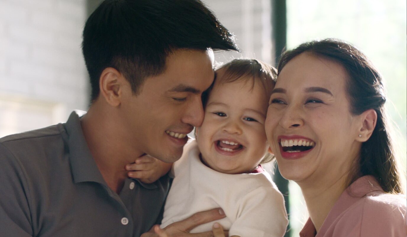 familia sonríe feliz