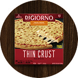 Una pizza cuadrada de masa delgada, de queso muestra un banner donde se lee “ORIGINAL DE MASA DELGADA”