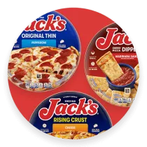 Tres envases de pizza JACK'S sobre un fondo de madera pintado en rojo. 
