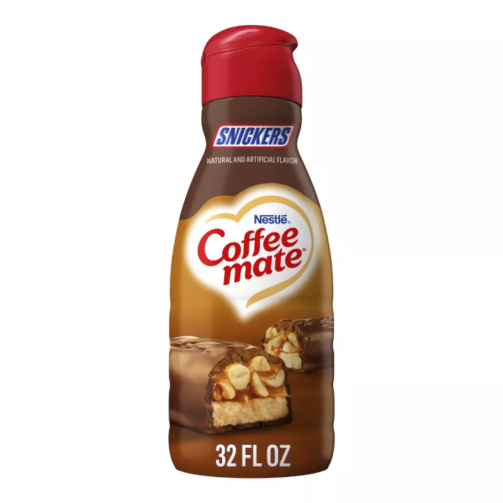 Una botella marrón de creamer Snickers Coffee con una etiqueta marrón encima de una barra Snickers y los logotipos de Coffee mate y Snickers.