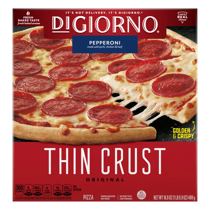 Caja roja con etiquetas y Pizza de pepperoni con masa delgada original de DIGIORNO con una mano que sirve una porción.