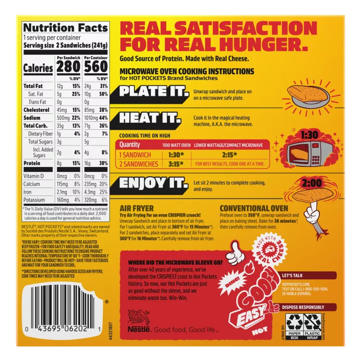 Una caja amarilla de Sausage, Egg & Cheese Hot Pockets con un sándwich con corteza de croissant en una etiqueta verde.