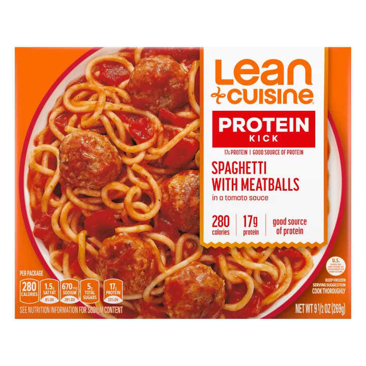 Caja de espaguetis con albóndigas con etiqueta de favoritos cerca de un plato de espaguetis y albóndigas en salsa de tomate.