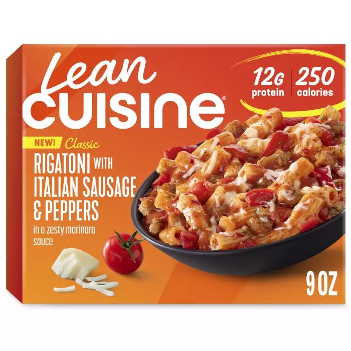Vista frontal centrada de comida congelada de Rigatoni con Cinco Quesos de Lean Cuisine con PESO NETO de 9 oz (255 g).
