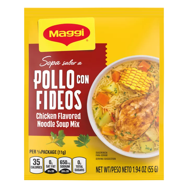 Paquete amarillo con el logo de Maggi y una etiqueta carmesí a la izquierda. Olla grande de sopa de pollo con fideos a la derecha.