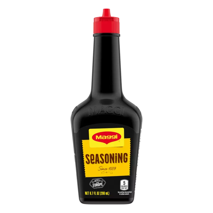 Foto con vista del frente de un envase de Sazonador europeo MAGGI de 800 ml con una etiqueta amarilla y roja brillante que lee Sazonador.