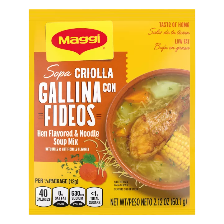 Foto con vista del frente de un paquete de mezcla de Sopa criolla de pollo con fideos MAGGI con una etiqueta naranja junto a una pila de zanahorias, cebolla, tomate y apio con un campo verde encima y un gran tazón naranja lleno de una pata de pollo, mazorca de maíz, fideos y cebolla.