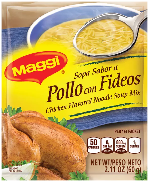 Foto con vista del frente de un paquete de mezcla de Sopa sabor a pollo con fideos MAGGI con una cuchara en un tazón de sopa de fideos encima de una etiqueta amarilla brillante, y un pollo asado entero debajo de la etiqueta amarilla.