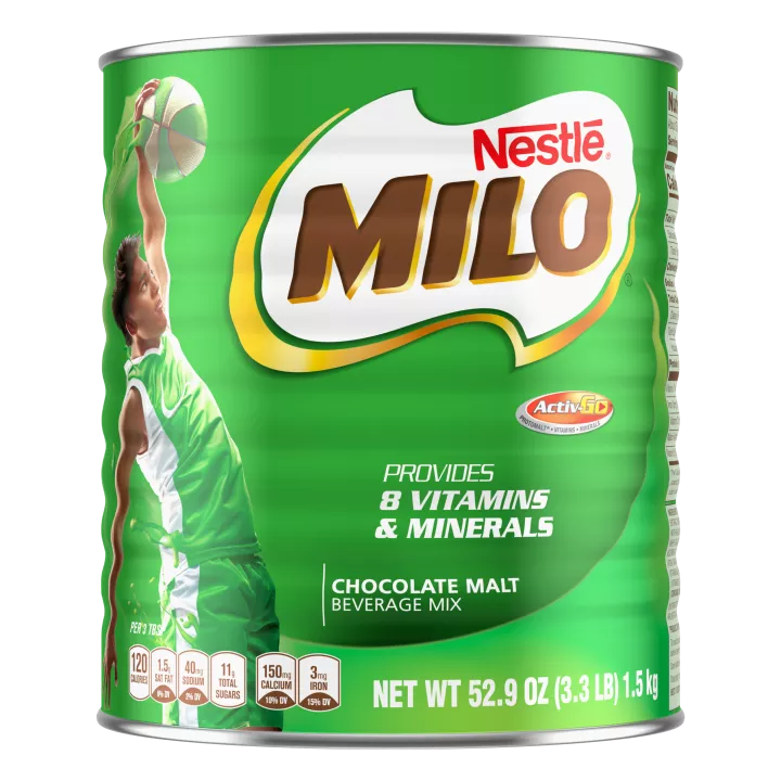 Una lata verde con el logotipo de MILO y un chico con una camiseta verde encestando una pelota de baloncesto sobre el nombre del producto y sus beneficios.