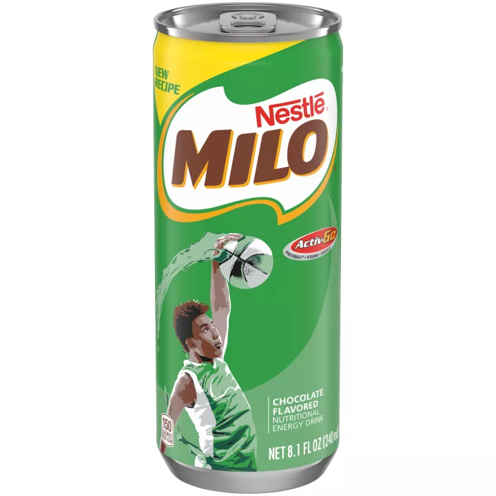 Una lata verde con el logotipo de MILO y un chico con una camiseta verde encestando una pelota de baloncesto sobre el nombre del producto.