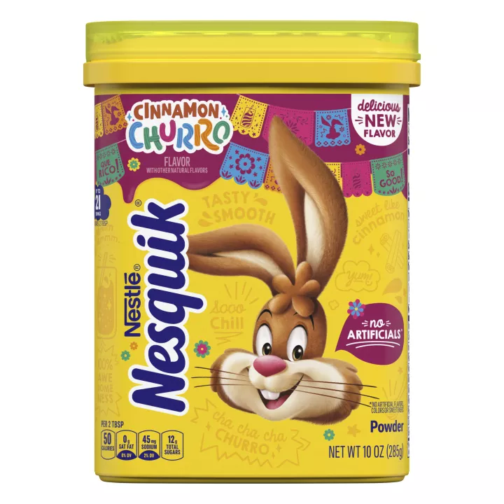 Envase de polvo NESQUIK Cinnamon Churro con el conejo de Nesquik, adornos festivos mexicanos y cartel de "Sin artificiales".