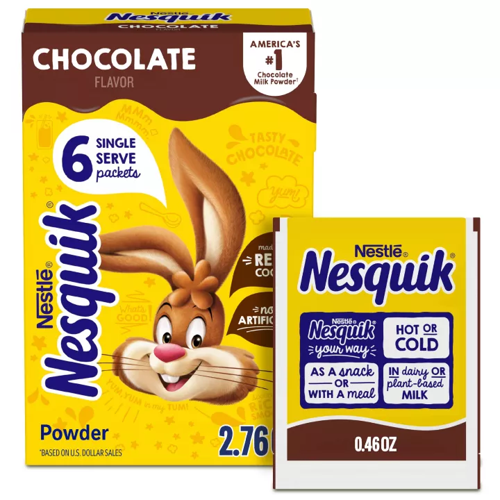 Vista frontal centrada de caja de 2.76oz (78g) con 6 sobres de 0.46oz (13g) cada uno de Chocolate Flavor Powder de NESQUIK.