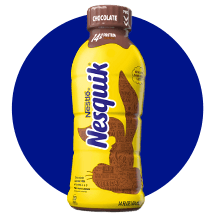 Una botella de leche NESQUIK baja en grasa sabor chocolate en un círculo azul.