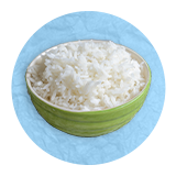 Primer plano de un tazón verde lleno de arroz sobre un fondo azul.