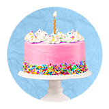 Un pastel de cumpleaños con glaseado rosa y blanco con grajeas de colores y una vela. Sobre un fondo azul.