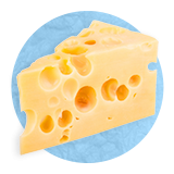 Primer plano de un trozo de queso suizo sobre un fondo azul.