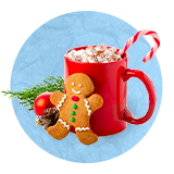 Primer plano de una taza roja de cacao caliente con un bastón de caramelo y una galleta de jengibre sobre un fondo azul.