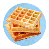 Primer plano de una pila con tres waffles sobre un fondo azul.