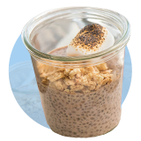 Primer plano cereales y avena sobre un fondo azul