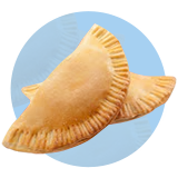 Dos empanadas sobre un círculo azul
