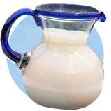 Una jarra de horchata sobre un círculo de color naranja.