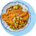 Un plato con pescado blanco empanizado sobre una ensalada de mango, cilantro, pepino y cebolla.