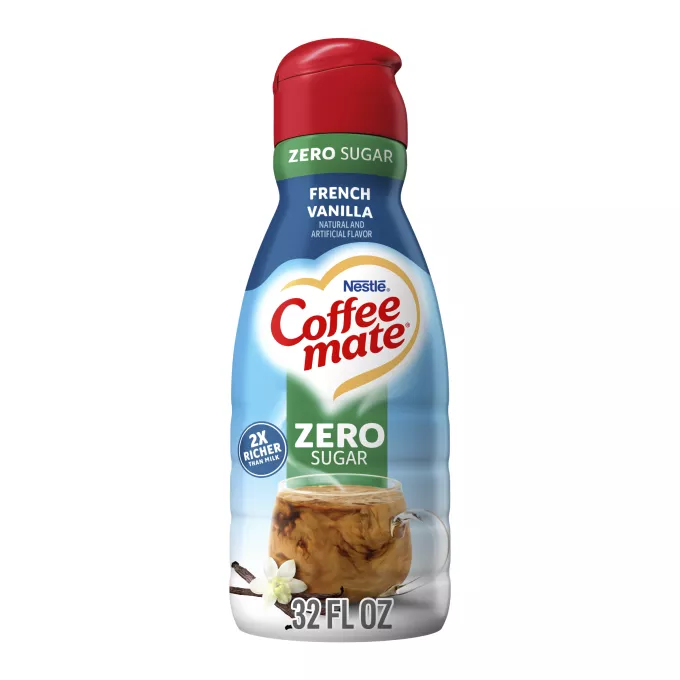 Botella de creamer Zero Sugar French Vanilla con café, vainilla y carteles que leen Cero Azúcar y 2x más rico que la leche.