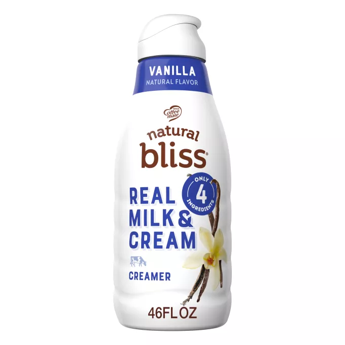 Botella blanca de creamer natural bliss sabor vainilla con etiqueta azul, vainilla y letrero que dice solo 4 ingredientes.