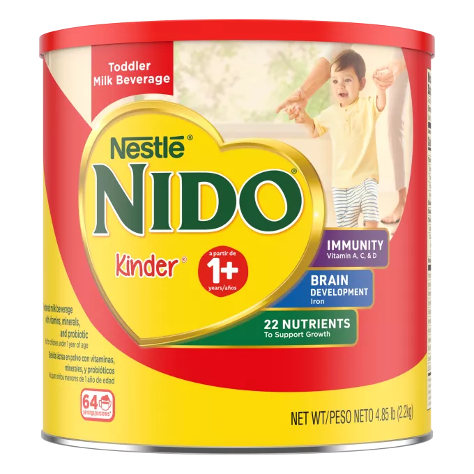 Una lata de Nido 1+ con etiqueta roja y un niño junto a una insignia que dice "inmunidad, vitaminas A, C y D, hierro y zinc".
