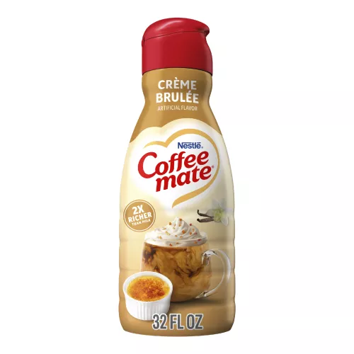 Una botella de creamer Coffee mate Crème Brulee con una etiqueta y una tapa roja encima de vainas de vainilla, Crème Brulee y el logotipo del producto.