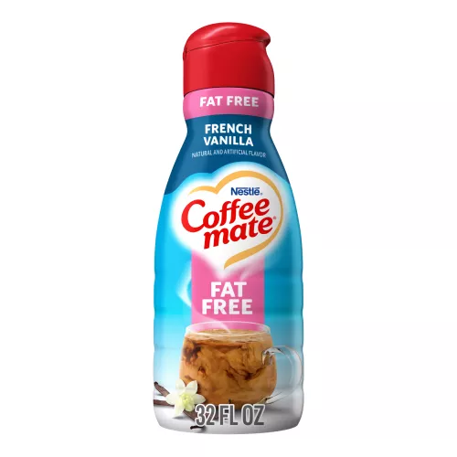 Una botella de creamer líquido French Vanilla con una tapa roja y una etiqueta rosada que dice "Sin grasa" encima de una taza y vainas de vainilla.