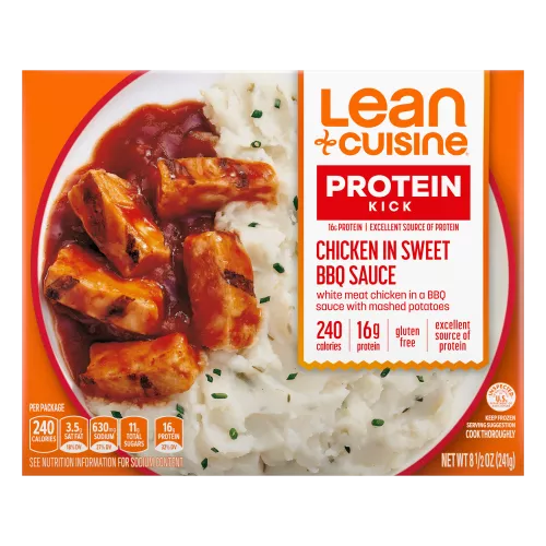 Caja de Chicken in Sweet BBQ Sauce con una etiqueta de destacados cerca de un tazón de pollo a la barbacoa con puré de papas.