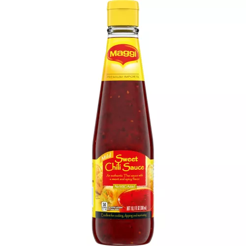 Foto con vista del frente de un envase de Salsa de chile dulce MAGGI de 300 ml con una etiqueta roja y amarilla brillante mostrando unos rollitos primavera junto a una taza de salsa en una botella.