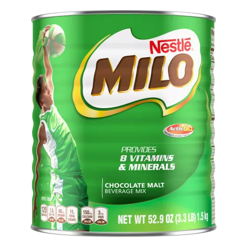 Una lata verde con el logotipo de MILO y un chico con una camiseta verde encestando una pelota de baloncesto sobre el nombre del producto y sus beneficios.