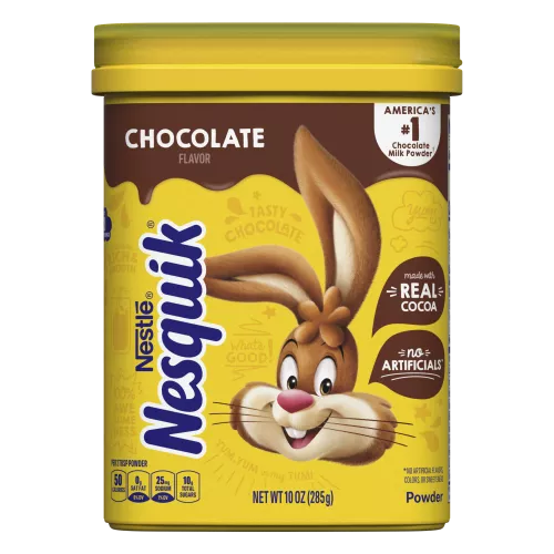Un envase amarillo con el conejo de Nesquik, una etiqueta marrón y un vaso de leche de chocolate.